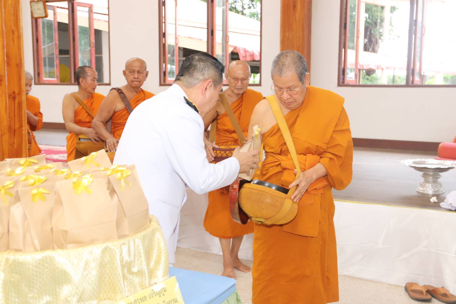 title - พิธีตักบาตรพระสงฆ์ 75 รูป เฉลิมพระเกียรติ เนื่องในโอกาสมหามงคลเฉลิมพระชนมพรรษา 28 กรกฎาคม 2569